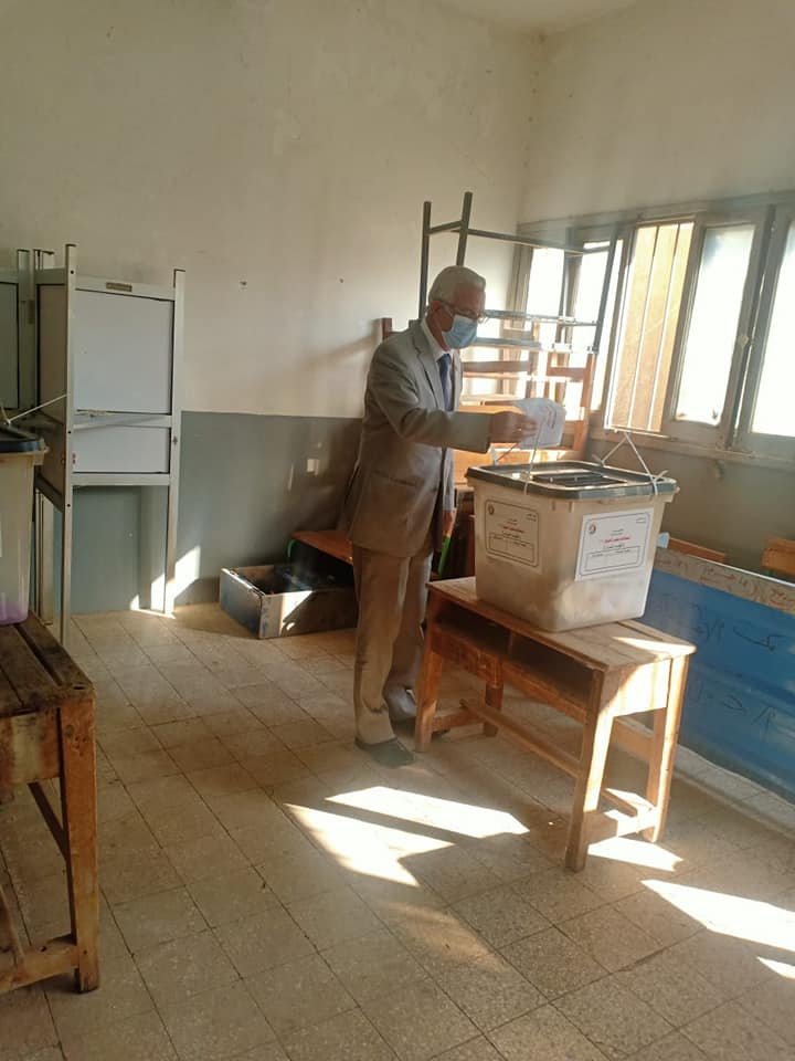 رئيس جامعة المنوفية يدلى بصوته في انتخابات مجلس الشيوخ