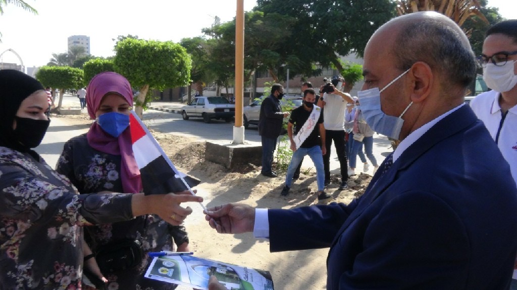 رئيس جامعة المنيا يستقبل الطلاب بـ"الأعلام" و"الكتيبات الإرشادية" ويشهد تسكين المدن الجامعية