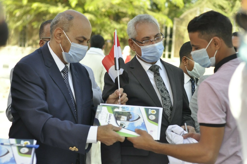 رئيس جامعة المنيا يستقبل الطلاب بـ"الأعلام" و"الكتيبات الإرشادية" ويشهد تسكين المدن الجامعية