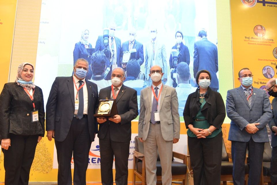جامعة أسيوط تكرم أبطال الجيش الأبيض في مؤتمر طبي