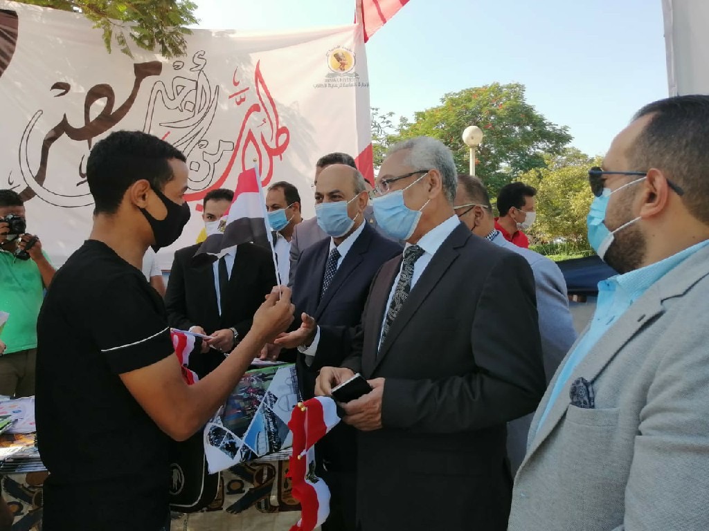 رئيس جامعة المنيا يستقبل الطلاب بـ"الأعلام" و"الكتيبات الإرشادية" ويشهد تسكين المدن الجامعية