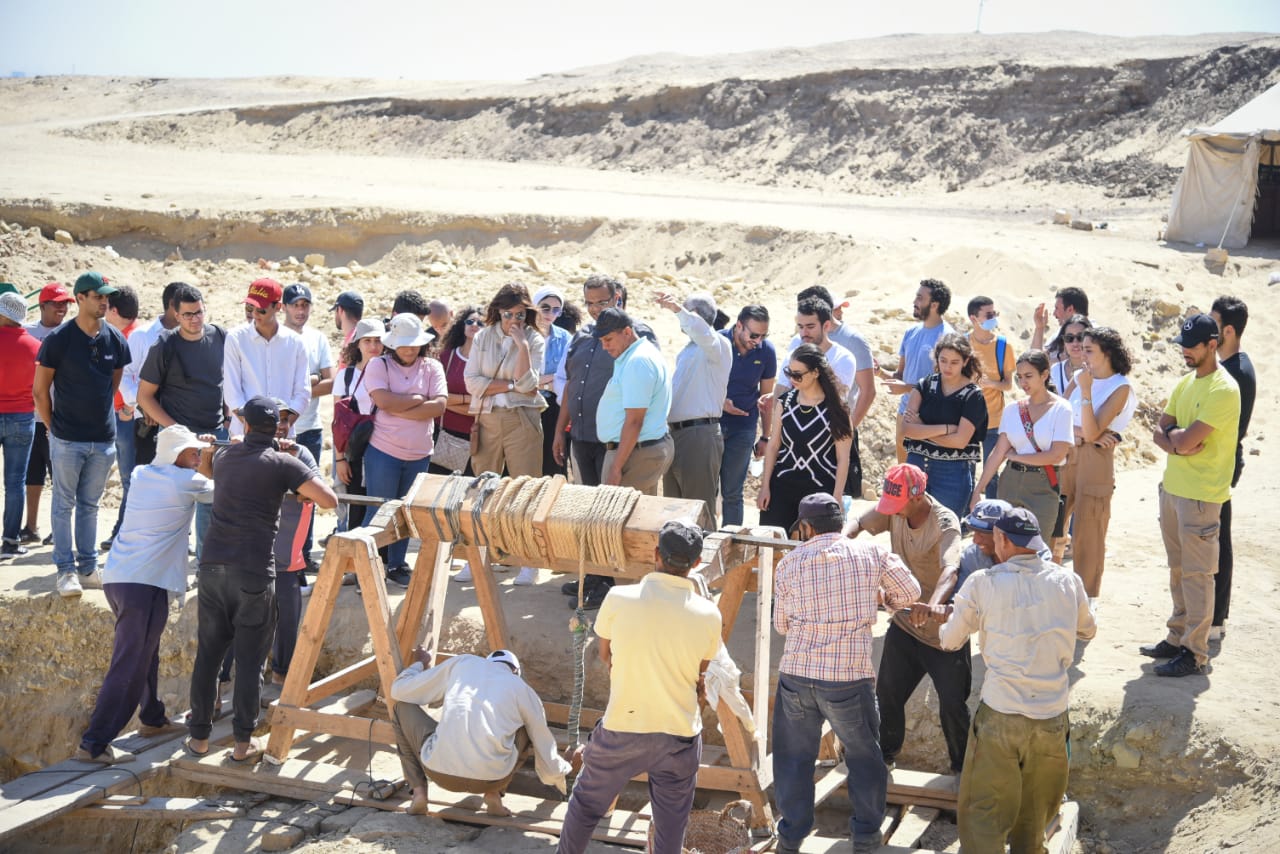 الشباب  فى حالة ابنهار برؤية أثار بلدهم 