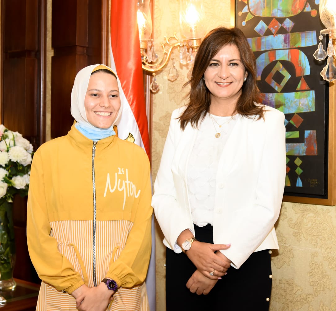 الوزيرة نبيلة مكرم مع الاء وزيرة اليوم الواحد