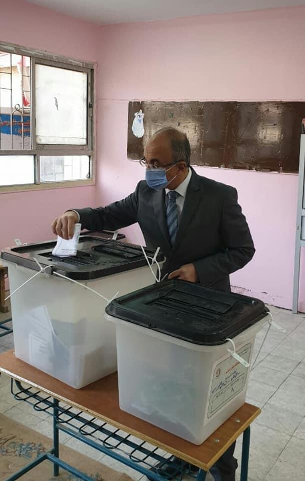 رئيس جامعة الزقازيق يدلي بصوته في انتخابات مجلس النواب