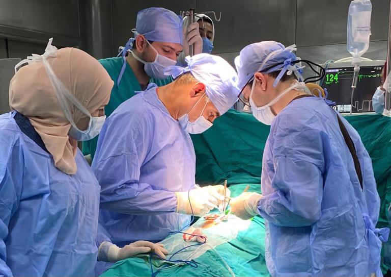 عملية قلب مفتوح نادرة تنقذ حياة طفلة سورية بـ«المستشفى التعليمي العالمي»