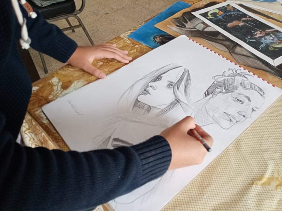  طالب أزهري يبدع في الرسم علي طريقة المحترفين بمطروح