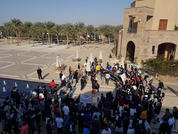 طلاب الجامعة الأمريكية ينظمون وقفة احتجاجية ضد نظام التعليم الهجين.. والجامعة ترد