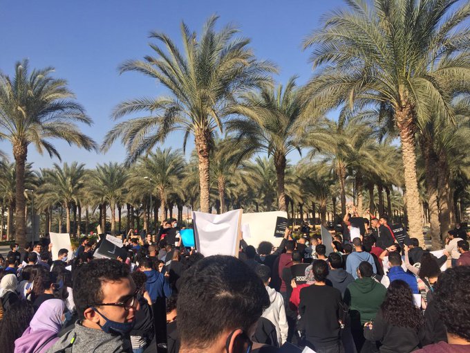 طلاب الجامعة الأمريكية ينظمون وقفة احتجاجية ضد نظام التعليم الهجين.. والجامعة ترد