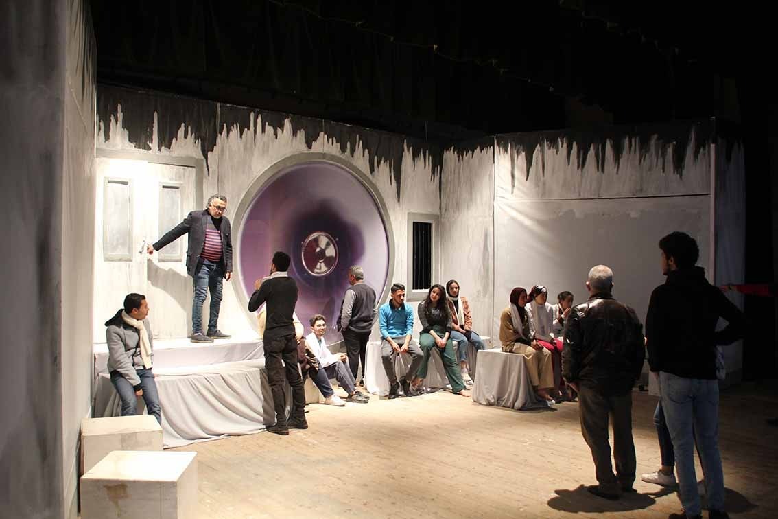 جامعة أسيوط تنافس في إبداع 9 بعرض فني لمسرحية «العَمى»