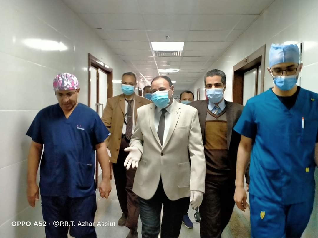في زيارة مفاجئة ... نائب رئيس جامعة الأزهر يتفقد سير العمل بالعيادات الخارجية بالمستشفى الجامعي بأسيوط