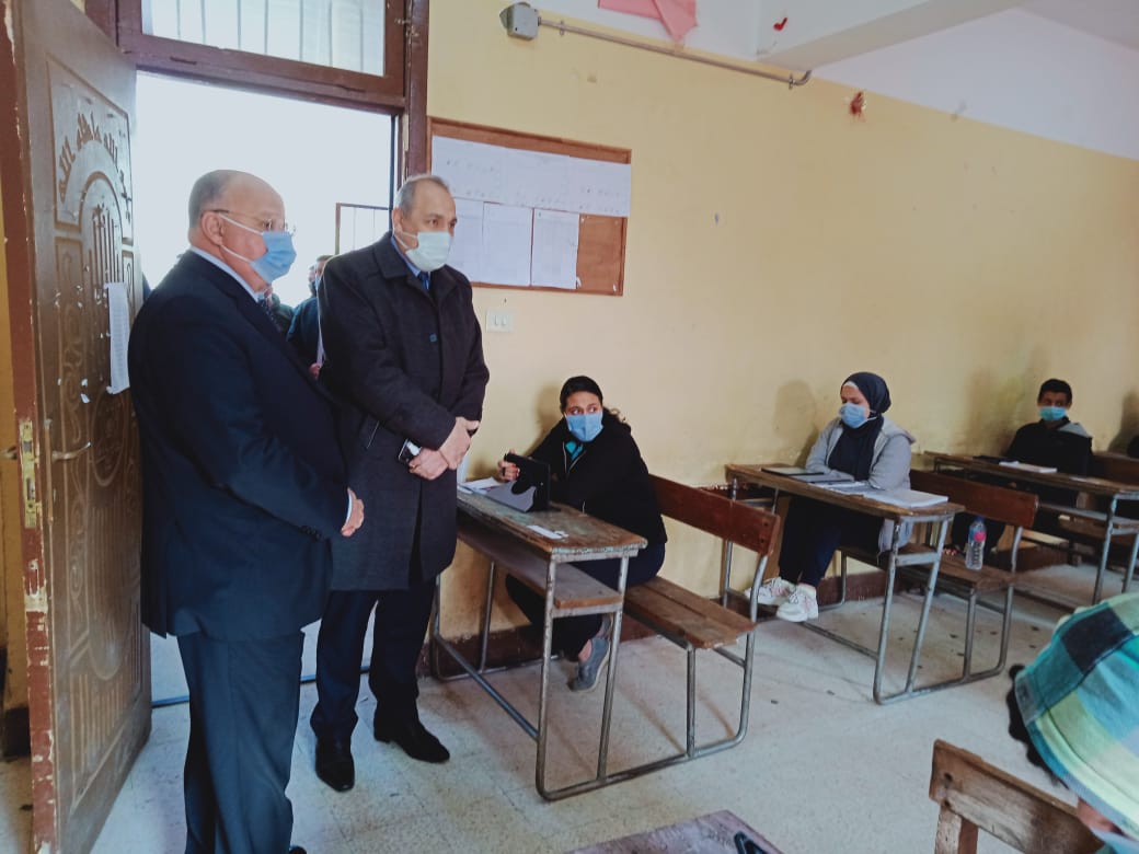محافظ القاهرة يتفقد لجان امتحانات أولي ثانوى ويطمئن الطلاب