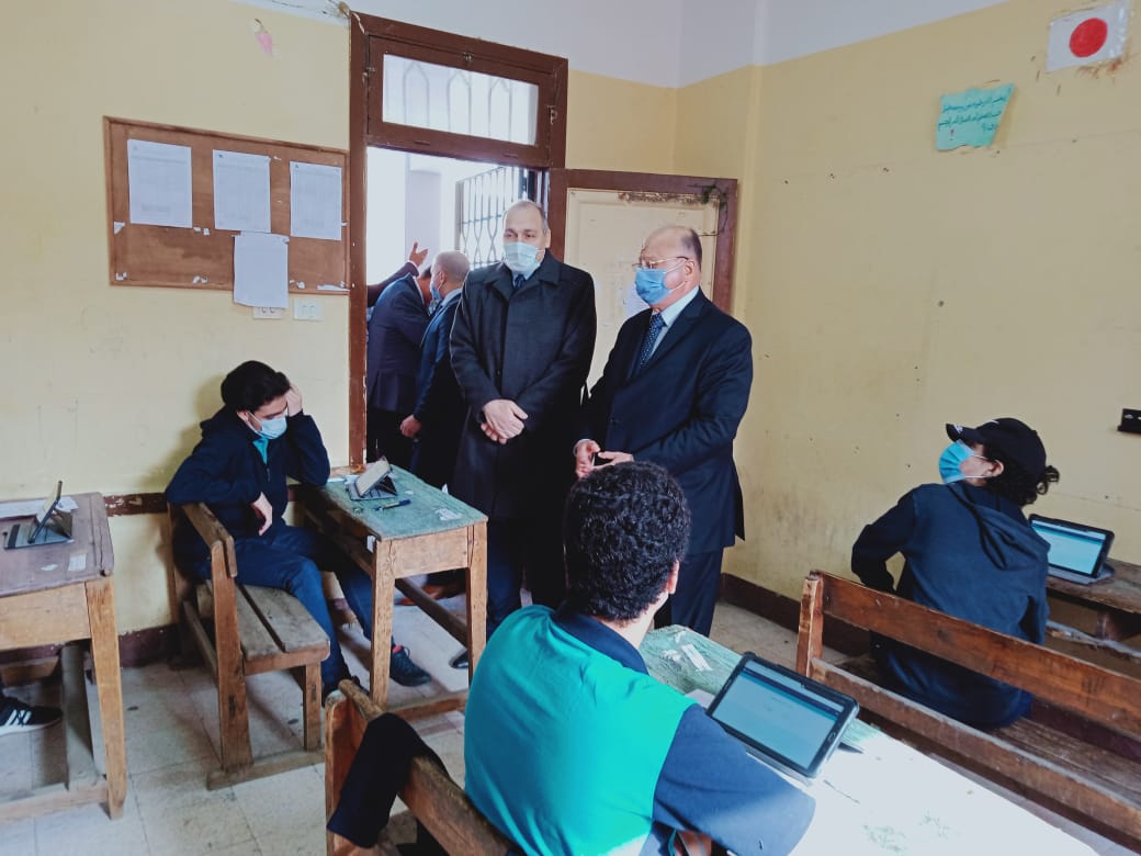 محافظ القاهرة يتفقد لجان امتحانات أولي ثانوى ويطمئن الطلاب