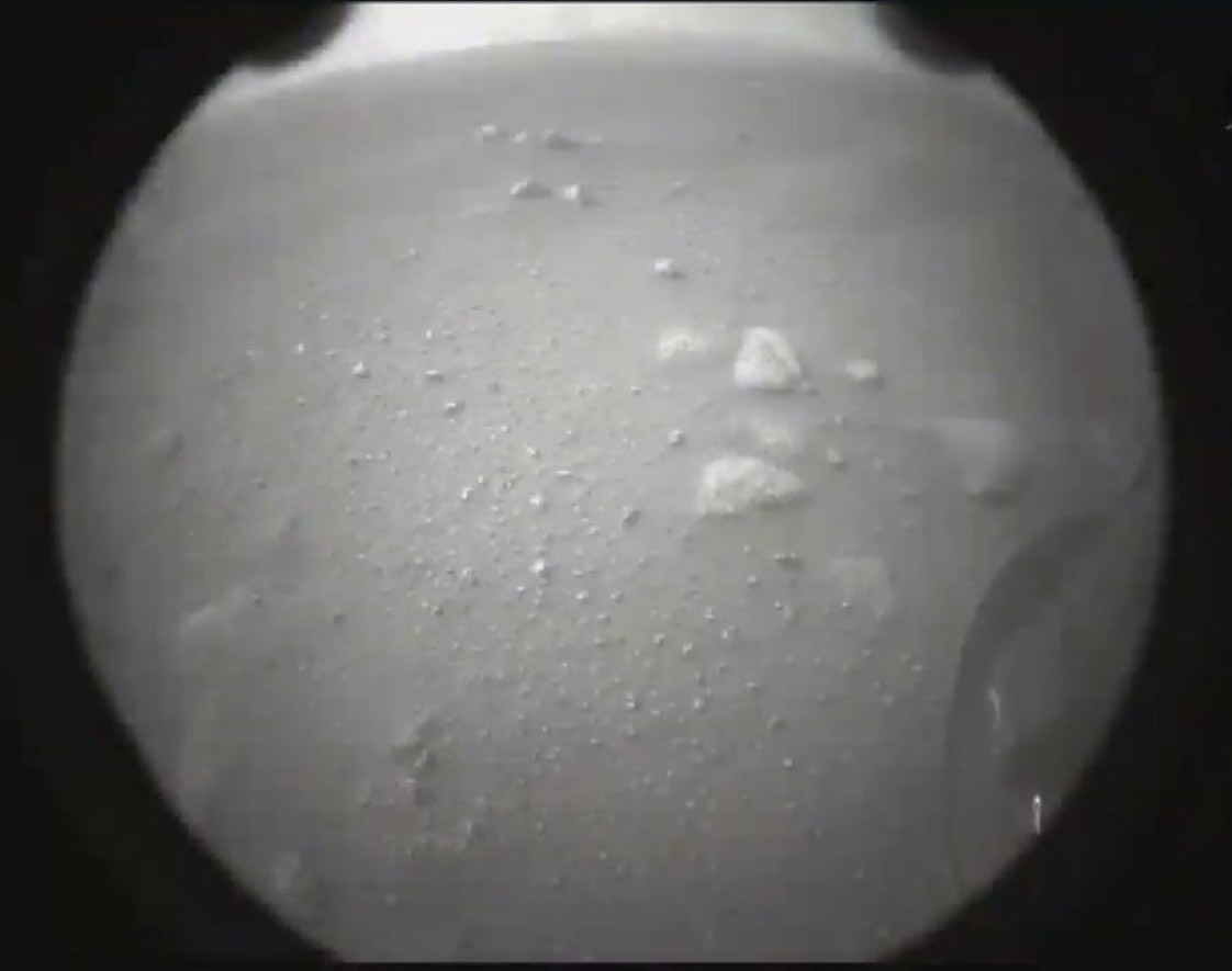 مسبار "بيرسفيرانس" يرسل الصور الأولى من على سطح المريخ