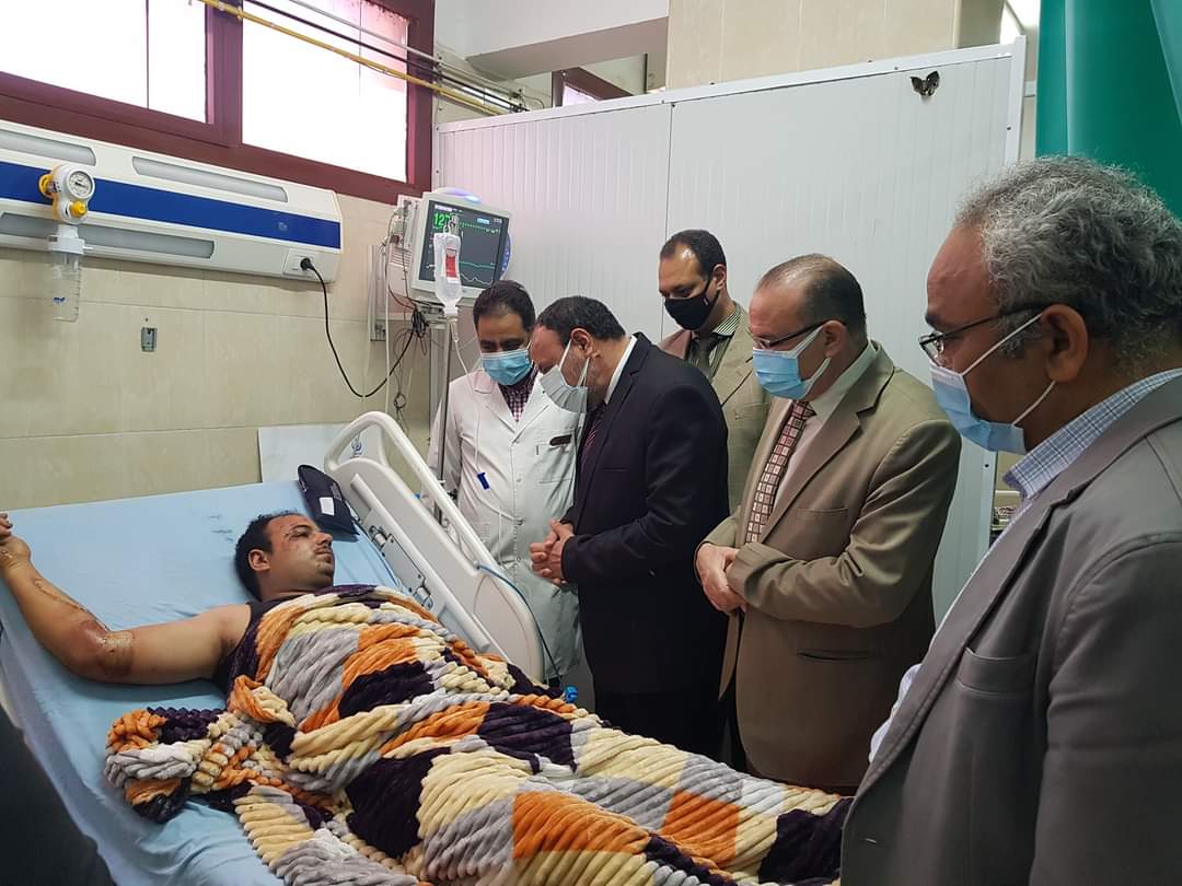 وفد من جامعة الأزهر يزور مصابي حادث قطاري سوهاج بمستشفى الإيمان بأسيوط