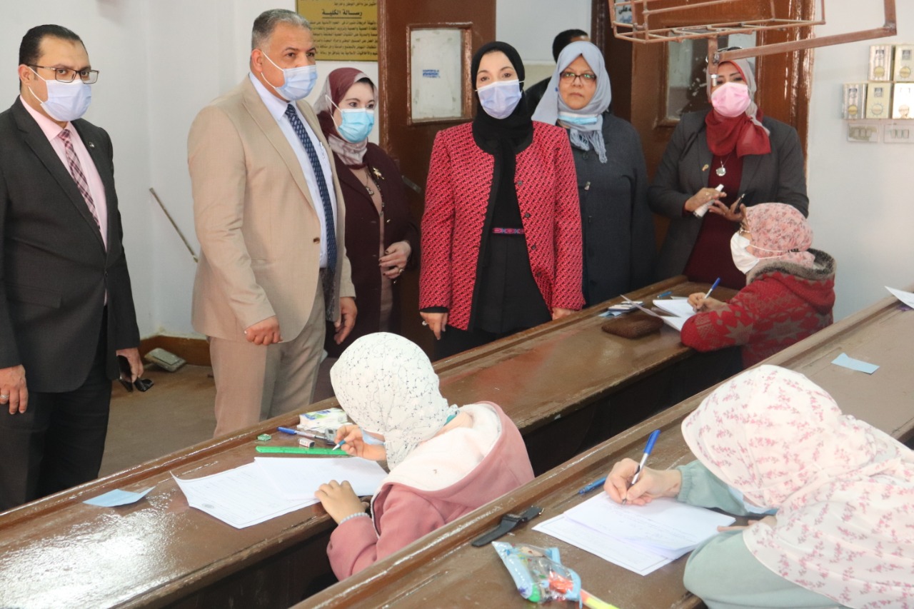 نائب رئيس جامعة الأزهر يتفقد امتحانات الطالبات ويشدد على الالتزام بالإجراءات الاحترازية