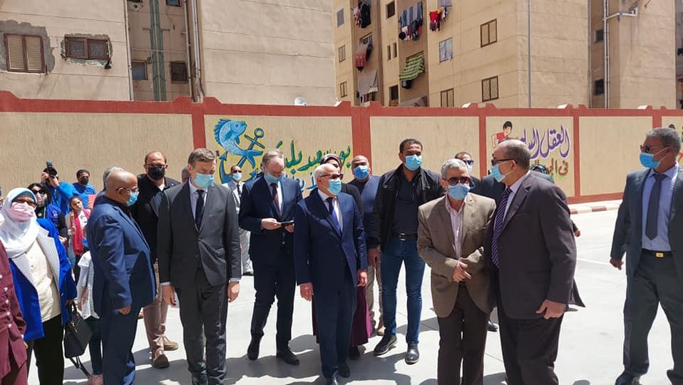 محافظ بورسعيد وسفير الاتحاد الأوروبى يتفقدان مدرسة إسماعيل القباني الإبتدائية 