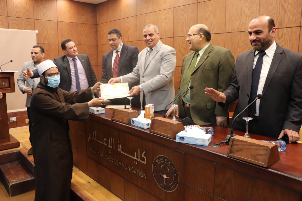 رئيس جامعة الأزهر يشهد تخريج الدفعة الأولى لدورة الأئمة بكلية الإعلام