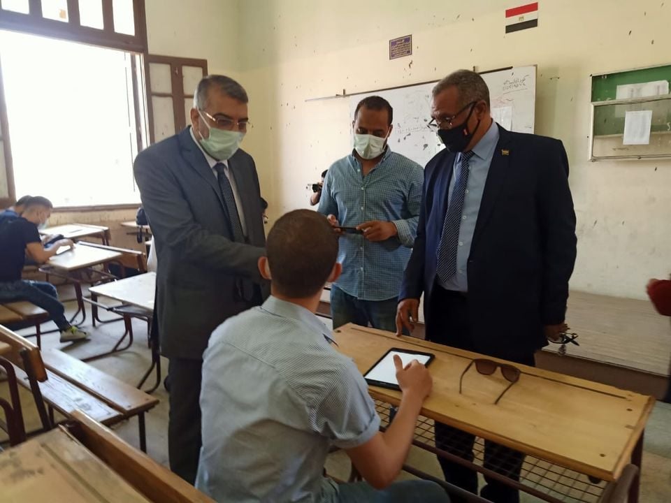 "الإجابة بالجاف ولا الرصاص" طارق شوقي يكشف نوع القلم المستخدم في امتحانات الثانوية