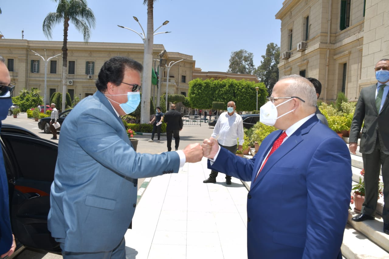 وزير التعليم العالي ورئيس جامعة القاهرة يستعرضان الوضع الحالي للمشروعات الكبرى للجامعة 