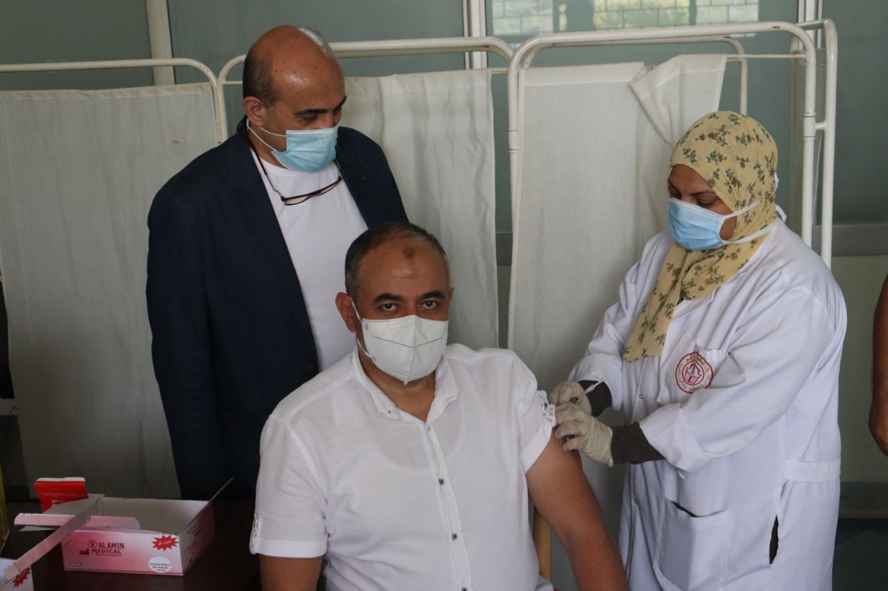 جامعة الأزهر تواصل تطعيم منسوبيها بالجرعة الثانية لفيروس كورونا