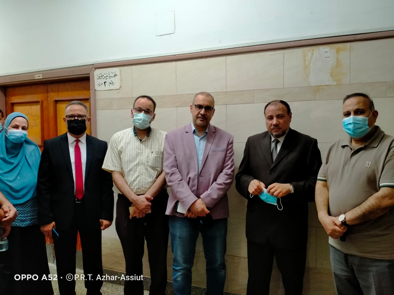 نائب رئيس جامعة الأزهر يزور الطالبتين المصابتين للاطمئنان على حالتهما الصحية