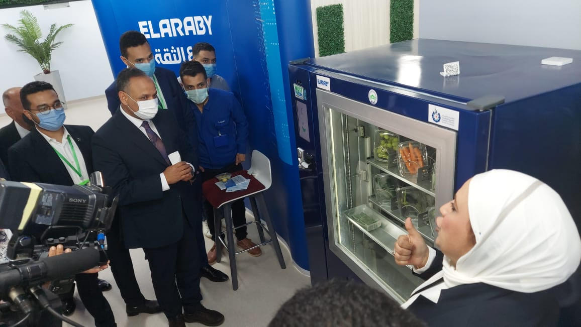 البحث العلمي تحتفل بتصنيع أول "آلة ذكية لبيع الخضروات والفواكه" صناعة مصرية  