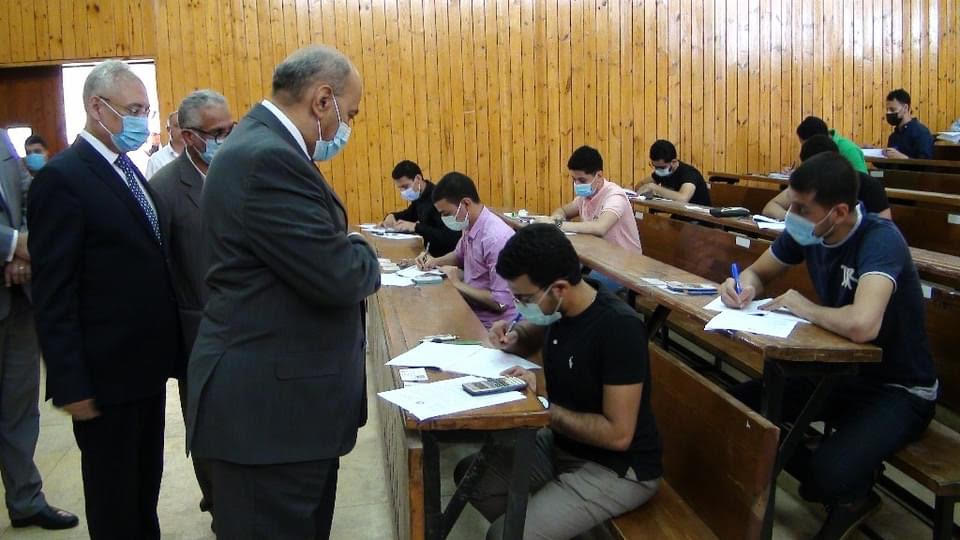 رئيس جامعة المنيا يتفقد لجان الامتحانات بكليتي "الهندسة" و "طب الأسنان"