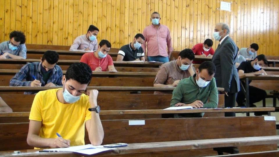  رئيس جامعة المنيا يتفقد لجان الامتحانات بكليتي "الهندسة" و "طب الأسنان"