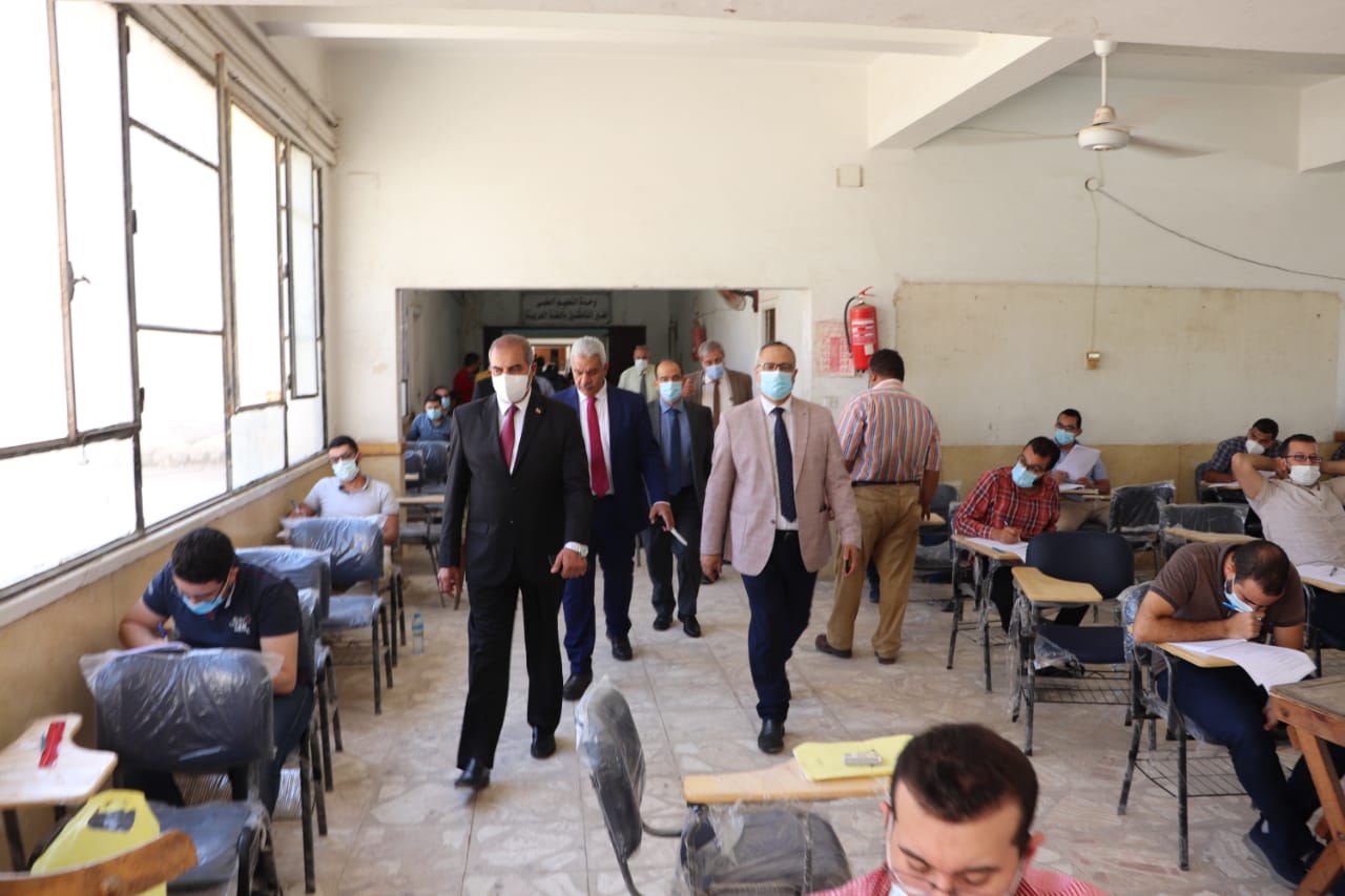 رئيس جامعة الأزهر يتفقد امتحانات الدراسات العليا بطب القاهرة