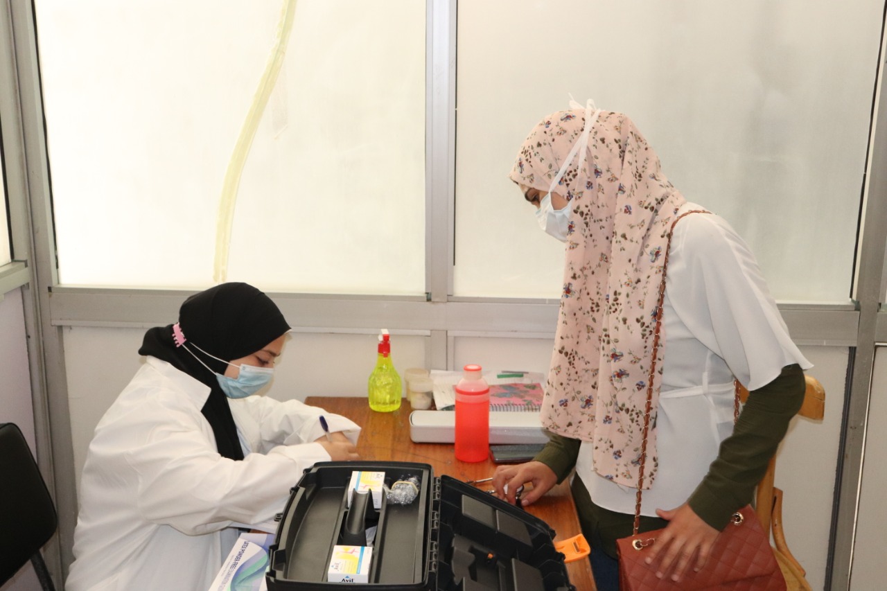 جامعة الأزهر تعلن تطعيم 1234 طالبًا وطالبة بلقاح كورونا في يومها الثاني لبدء التطعيم