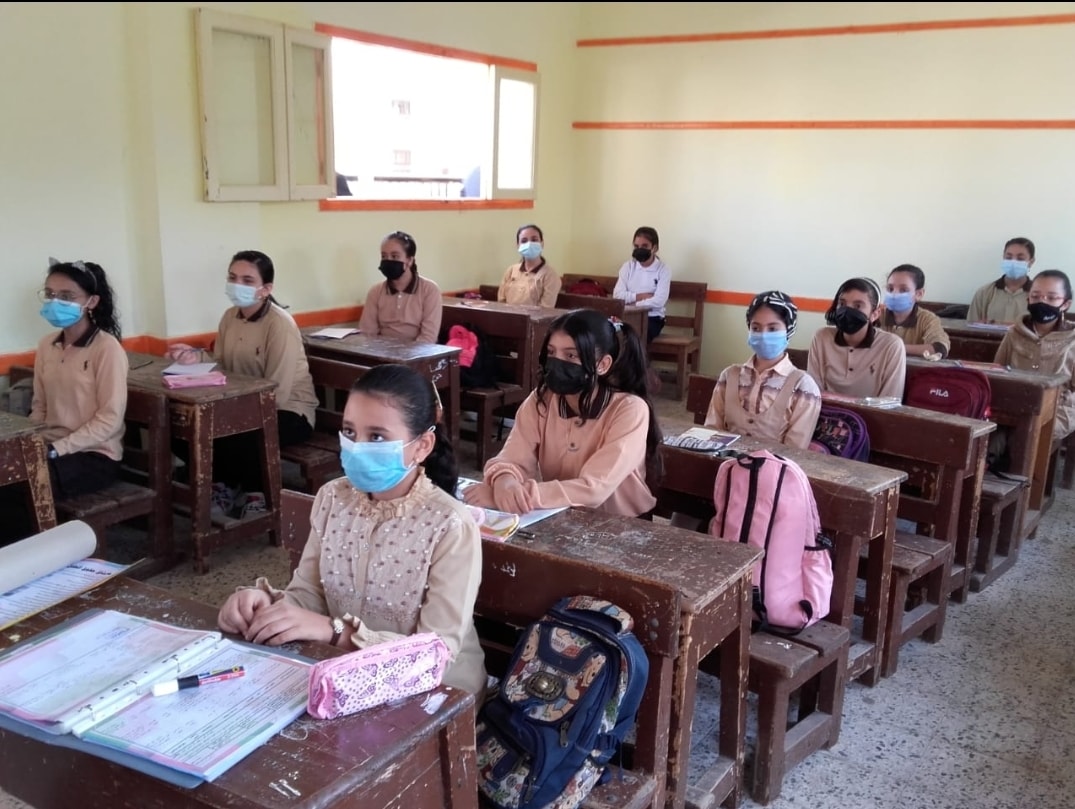 أمهات مصر: تدافع وزحام ودخول أولياء أمور للمدارس في اليوم الأول للدراسة  
