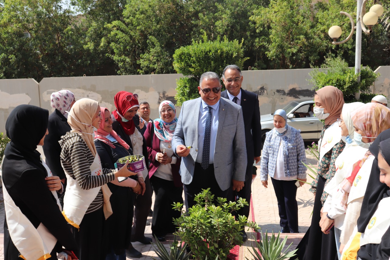 نائب رئيس جامعة الأزهر يرحب بطالبات طب الأزهر ويحثهن على سرعة التسجيل بلقاح كورونا