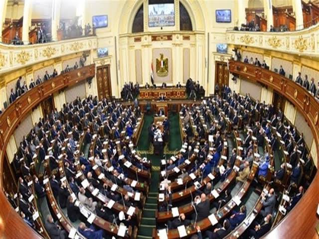 برلماني يطالب الحكومة بإعادة تعيين 36 ألف معلم فورًا