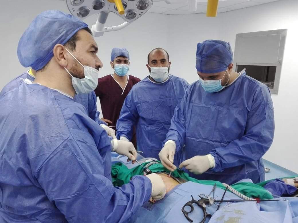 أطباء جامعة الأزهر يوقعون الكشف الطبي على 1600 مواطن ويجرون 200 عملية جراحية بمحافظة الأقصر