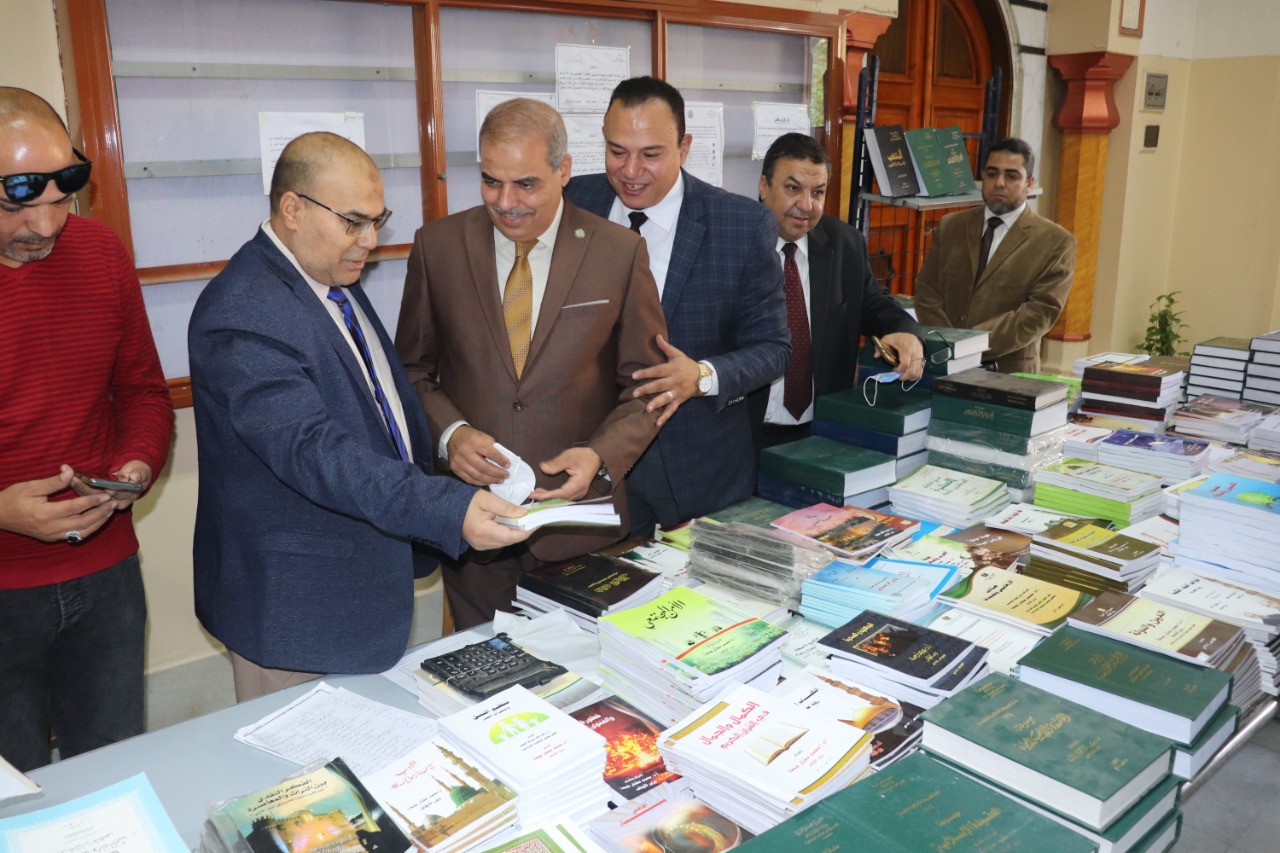 رئيس جامعة الأزهر يتفقد معرض الكتاب والقاعات الدراسية بكليتي اللغة العربية وأصول الدين