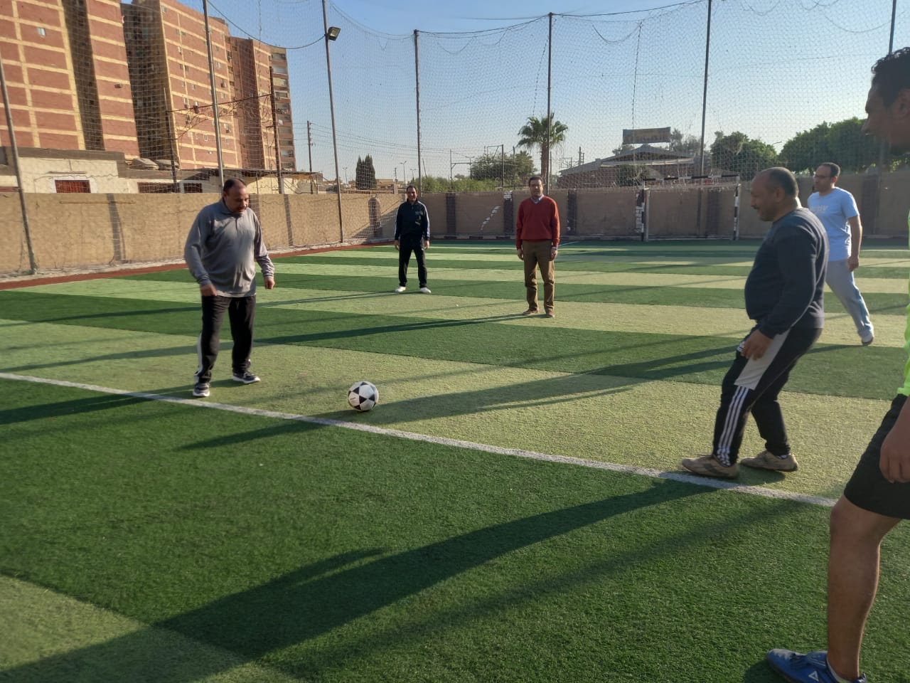 نائب رئيس جامعة الأزهر يشارك الطلاب في مباراة كرة قدم خماسية
