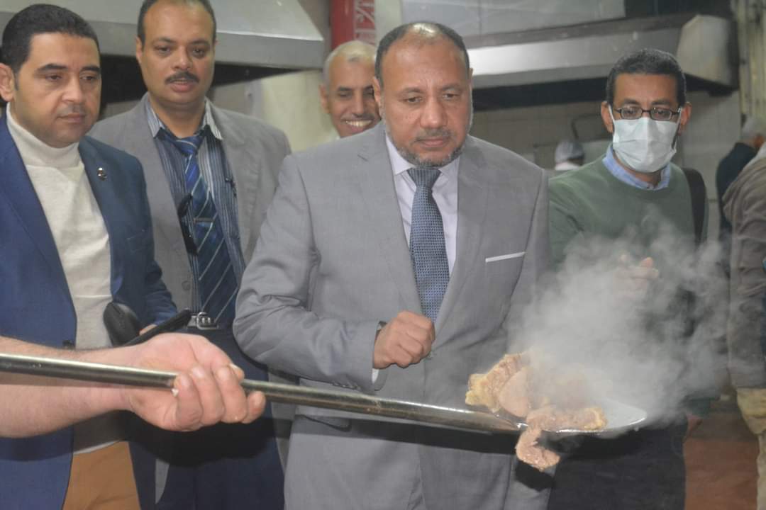 نائب رئيس جامعة الأزهر يتفقد مطبخ المدينة الجامعية للطالبات بأسيوط