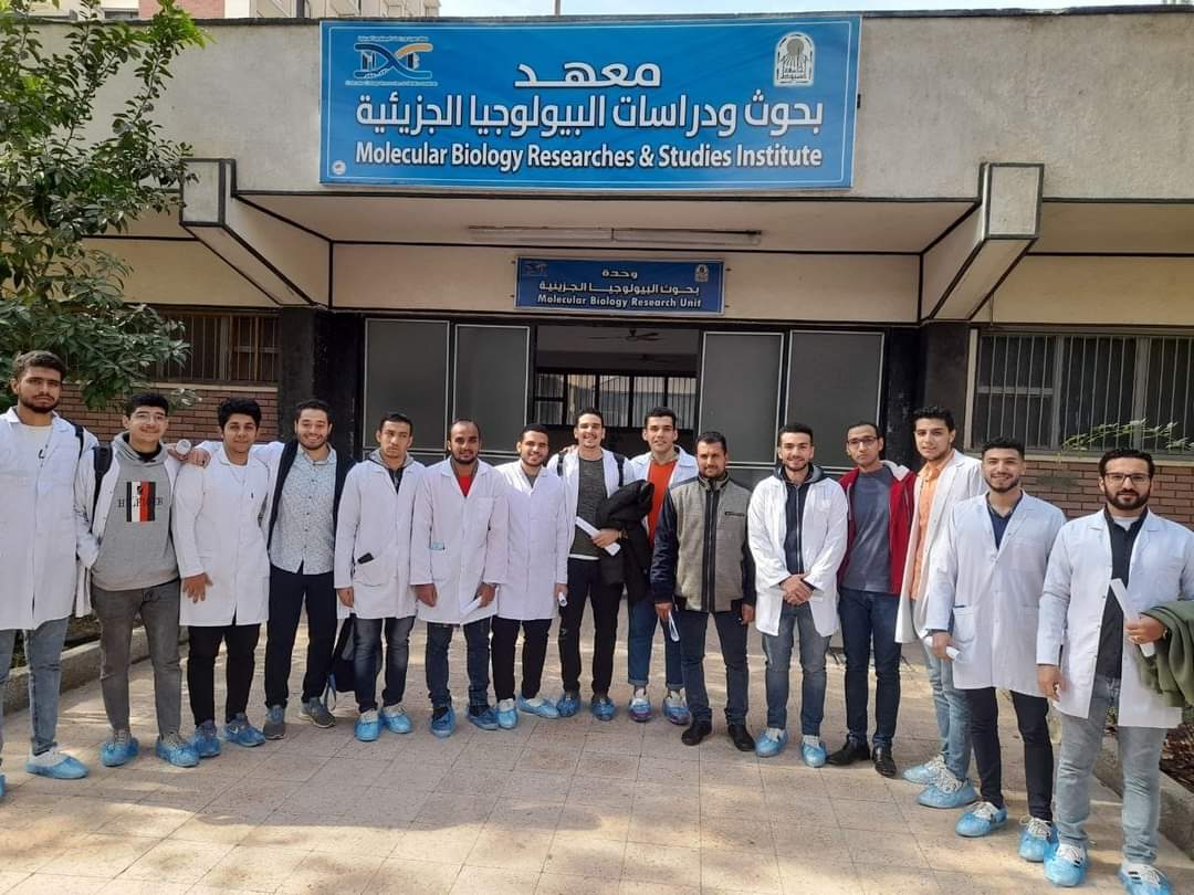 زيارة طلابية إلى معهد بحوث البيولوجيا الجزيئية ووحدة الميكروسكوب الإلكتروني بجامعة أسيوط