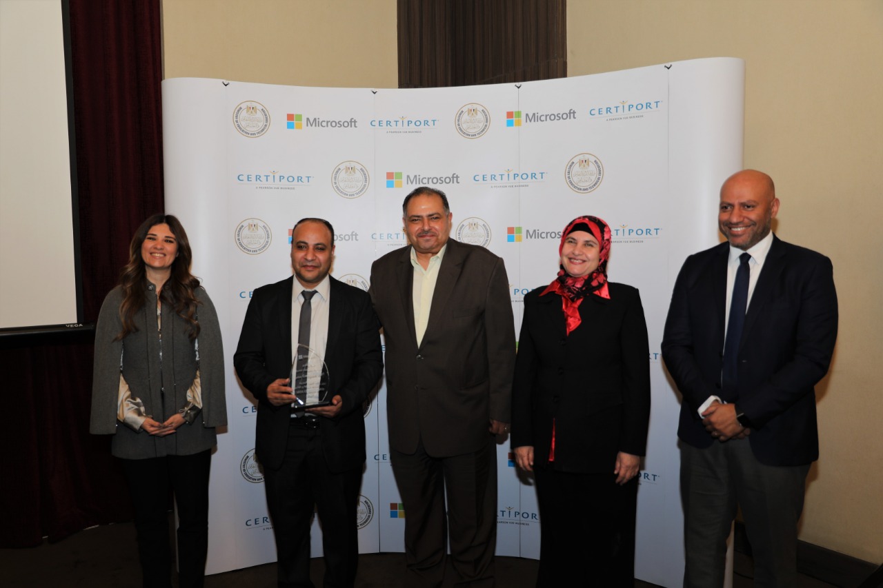 تكريم الطلاب الفائزين فى المسابقة الدولية في مجال تطبيقات برامج مايكروسوفت