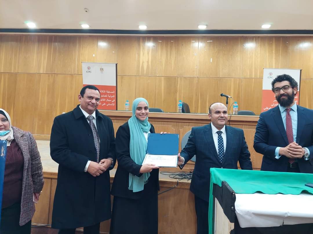 رئيس جامعة الأزهر يهنئ طالبات الشريعة والقانون لفوزهن بالمركز الأول في مسابقة اللجنة الدولية للصليب الأحمر