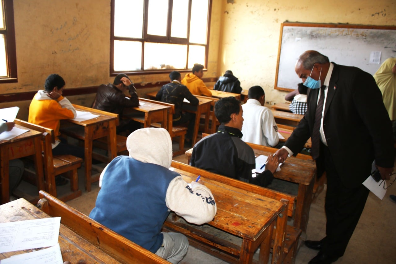 «التعليم» ترفع قيمة المكافأة المالية للمشاركة بامتحانات الإعدادية