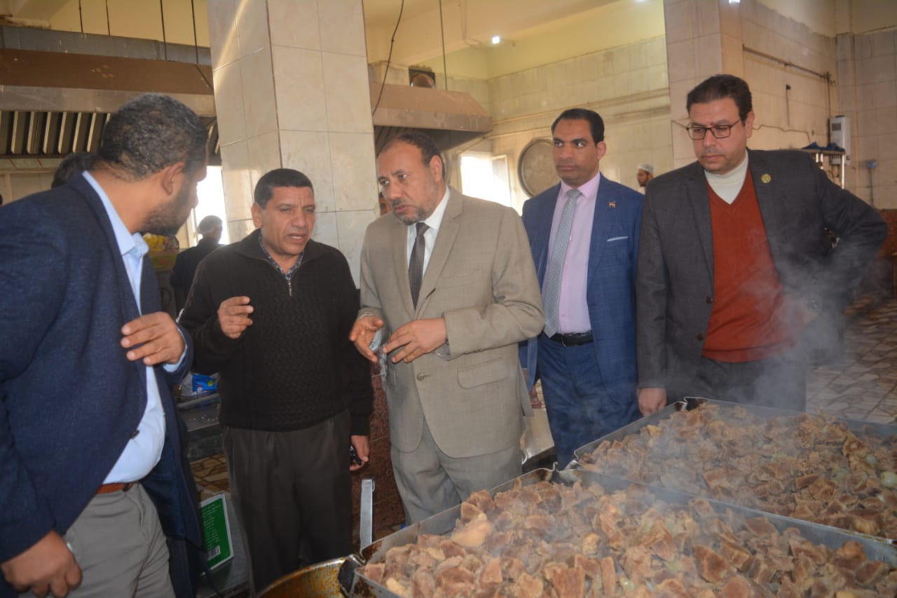 نائب رئيس جامعة الأزهر يتفقد وجبات الطعام بالمدينة الجامعية للبنين بأسيوط