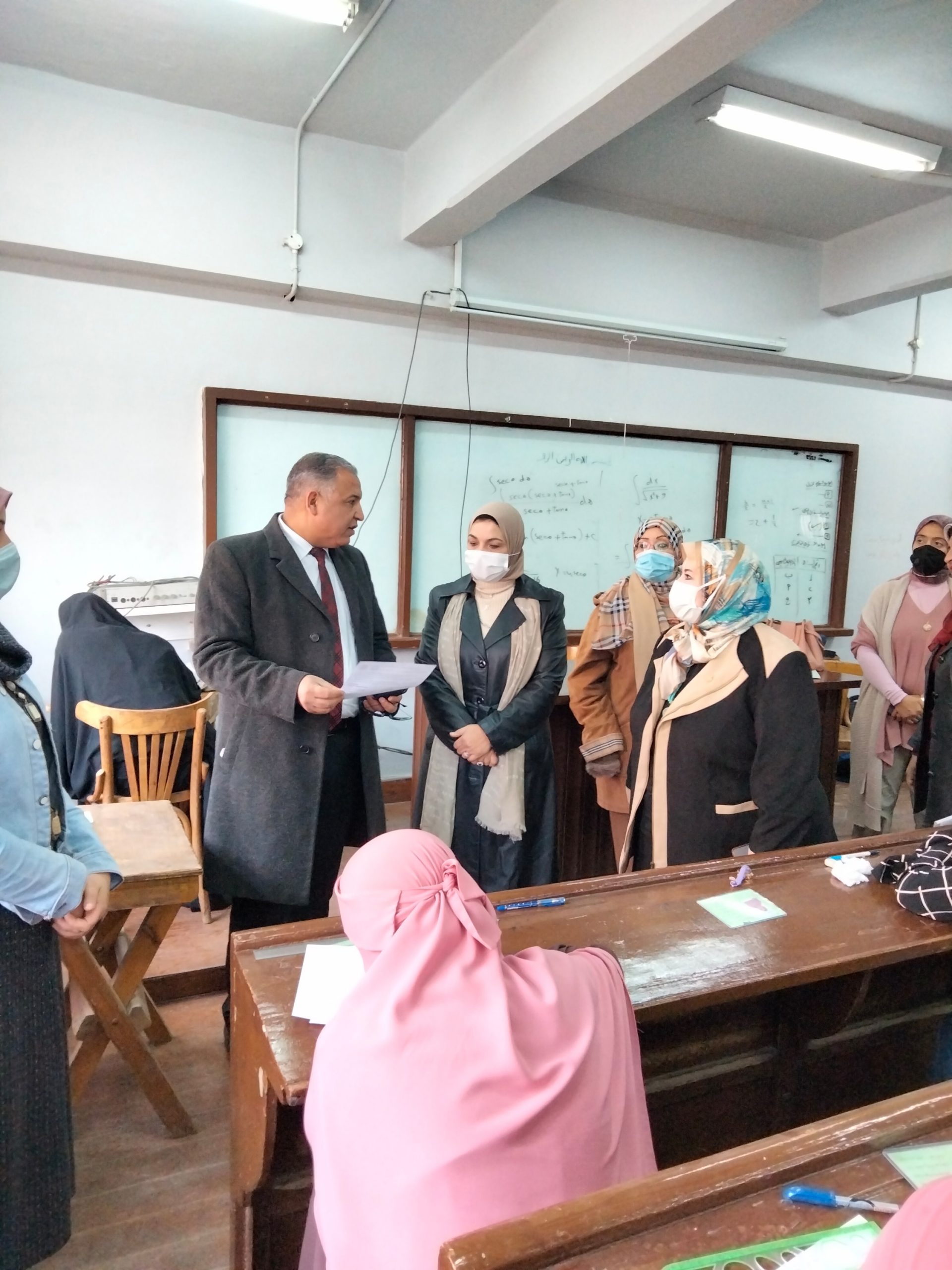 نائب رئيس جامعة الأزهر يتفقد امتحانات كليات البنات ويشدد على الالتزام بالإجراءات الاحترازية
