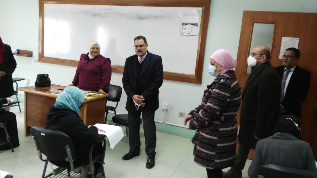 نائب رئيس جامعة الأزهر للتعليم والطلاب يتفقد لجان الامتحانات بمدينة نصر