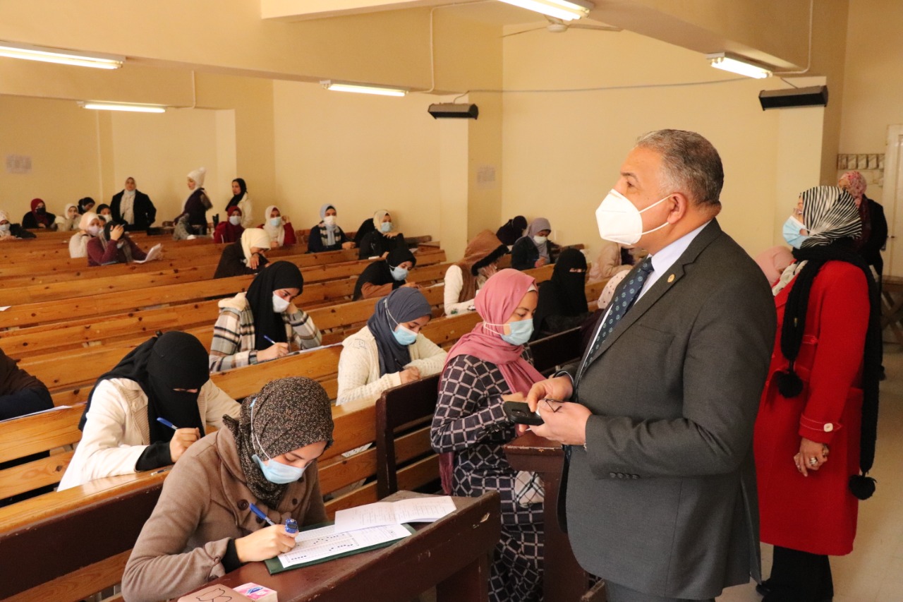 نائب رئيس جامعة الأزهر يتفقد لجان الامتحانات ويشدد على الالتزام بالإجراءات الاحترازية