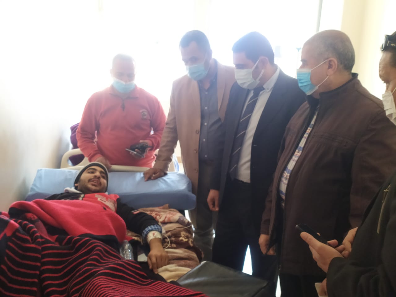  نائب رئيس جامعة الأزهر يرسل وفدا لزيارة الطالب المصاب فى حادث القطار بأسيوط
