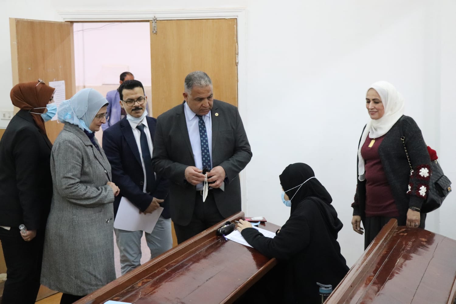 نائب رئيس جامعة الأزهر يتفقد لجان الامتحانات بكليات فرع البنات