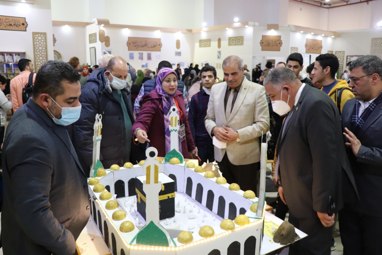 رئيس جامعة الأزهر يتفقد جناح الأزهر الشريف بمعرض القاهرة الدولي للكتاب