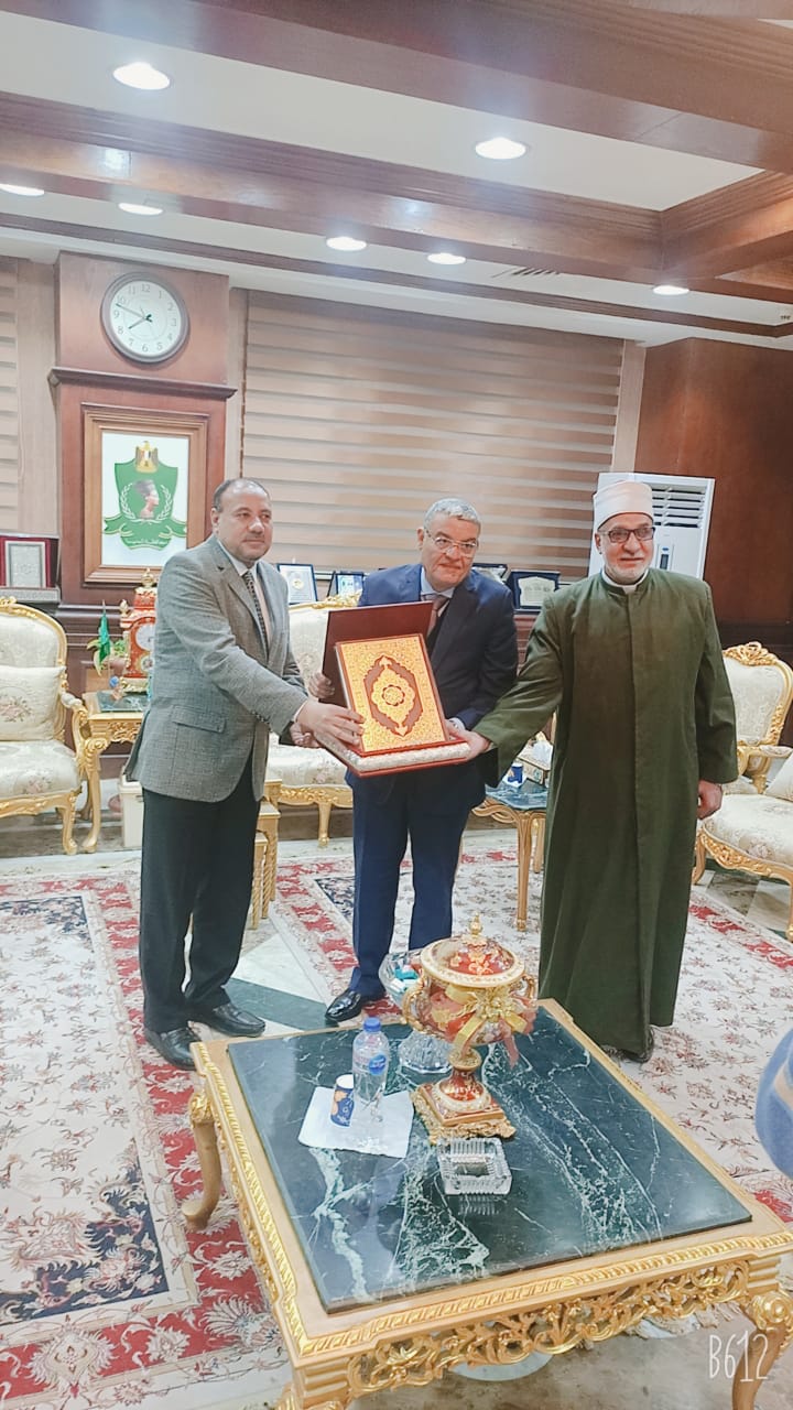 محافظ المنيا يستقبل نائب رئيس جامعة الأزهر لمناقشة تسليم مباني أرض البهنسا