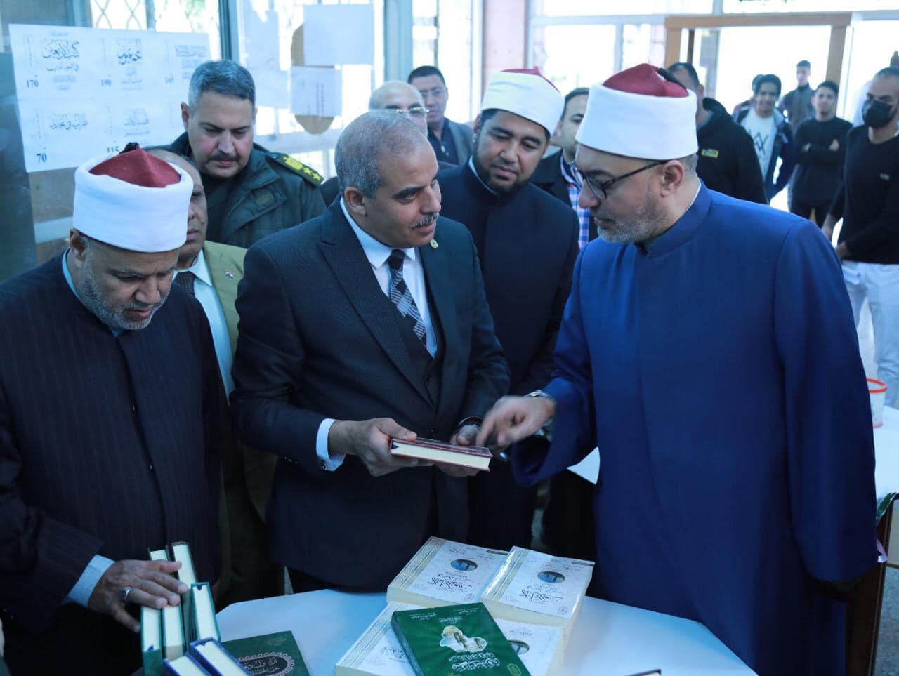 رئيس جامعة الأزهر وأمين "البحوث الإسلامية" يفتتحان معرضًا للكتاب بالمكتبة المركزية